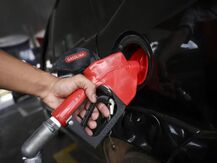 Gasolina com 32% de etanol deve ser R$ 0,03 mais barata, diz ministro