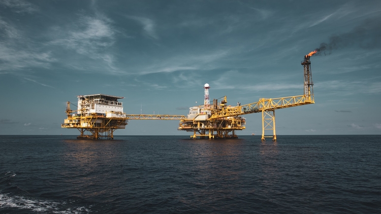 Sob impacto da guerra, Opep+ decide aumentar produção de petróleo