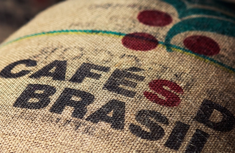 Exportações de café do Brasil recuam em volume e preço em abril